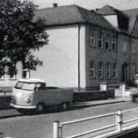 Foto nach dem 2. Weltkrieg: Schulgebäude von der heutigen Clemensstraße aus gesehen. Der Anbau ist bereits fertiggestellt, der Schulhof ist aber noch im ursprünglichen Zustand