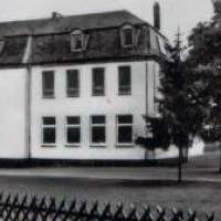 Foto Mitte der 1960er: Noch vor der Umbenennung; das heutige Wandrelief (Hl. Christophorus) ist noch nicht angebracht, auch die Pausenhalle ist noch nicht gebaut