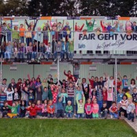 Foto 30. August 2013: Die Schulgemeinschaft 2013/14 vor den „Mobilen Klassenzimmern“