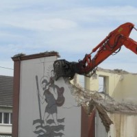 Foto 15. August 2013: Die letzten Mauern des alten Schulgebäudes fallen