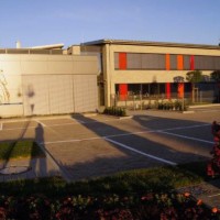 Foto Mai 2017: Das neue Schulgebäude von der Burgstraße aus gesehen.